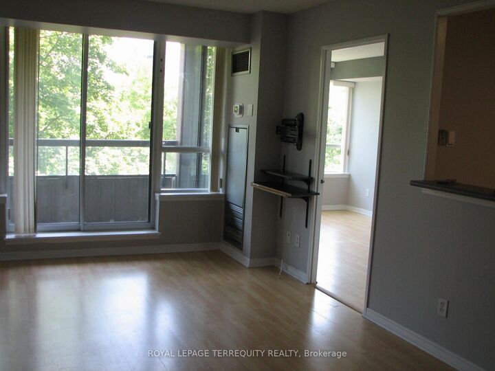 Property Photo: 81 Townsgate Drive 306 ON L4J 8E6