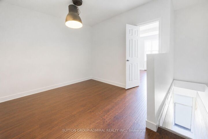 Property Photo:  193 1/2 Baldwin Street  ON M5T 1M1 