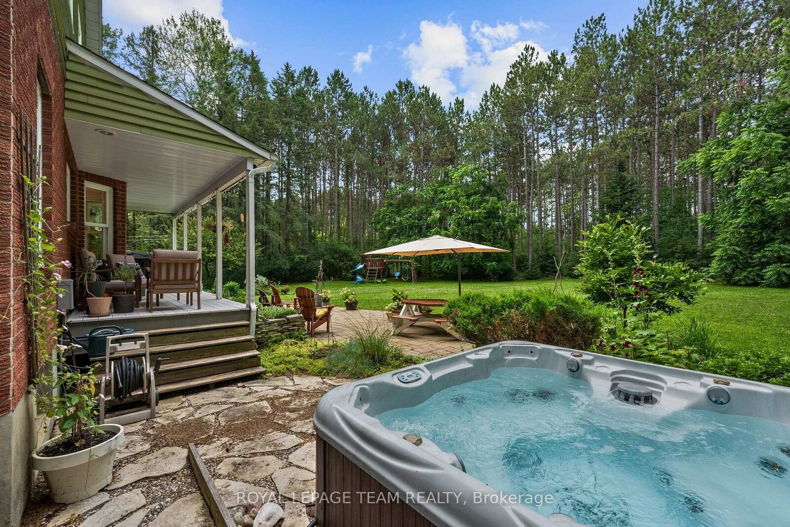 Property Photo:  28 Kimini Drive  ON K2S 1S6 
