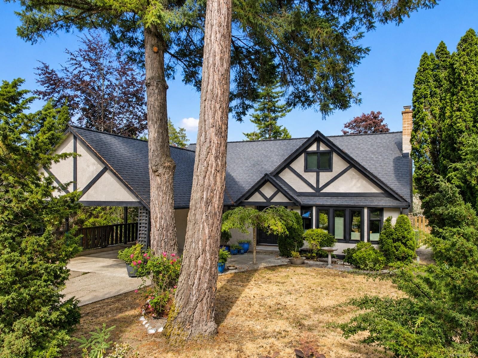 Property Photo:  4651 Alder Glen Rd  BC V0R 1N1 
