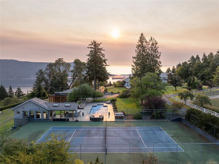 Property Photo: 1257 Cherry Point Rd BC V0R 1N2