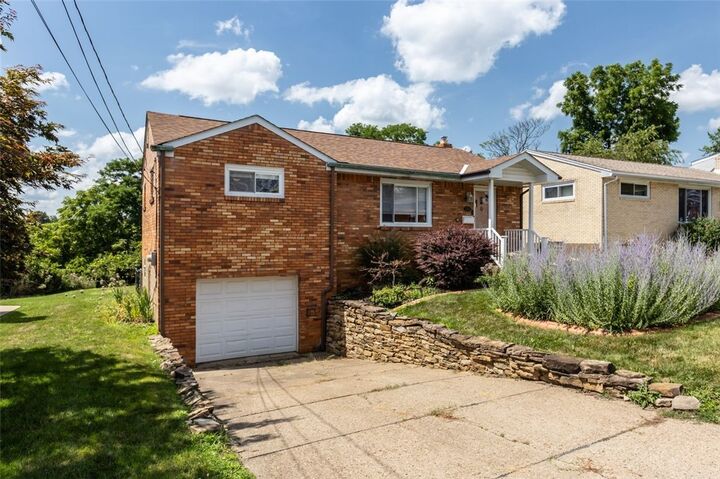 Property Photo: 1552 Orchardview Drive PA 15220