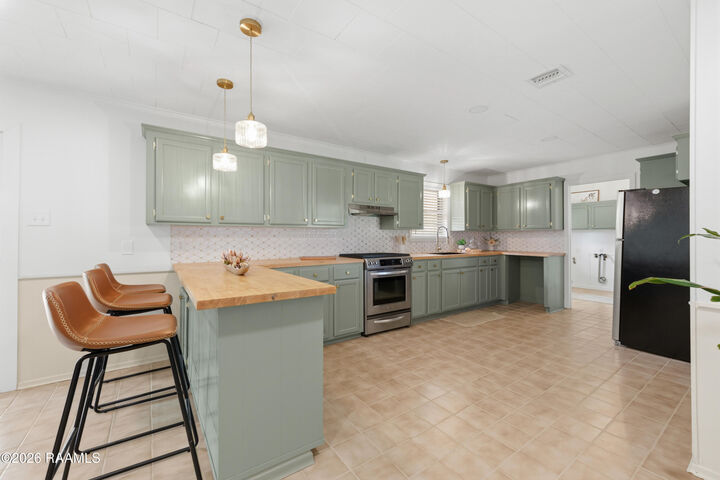 Property Photo: 400 E Santa Clara Street LA 70563