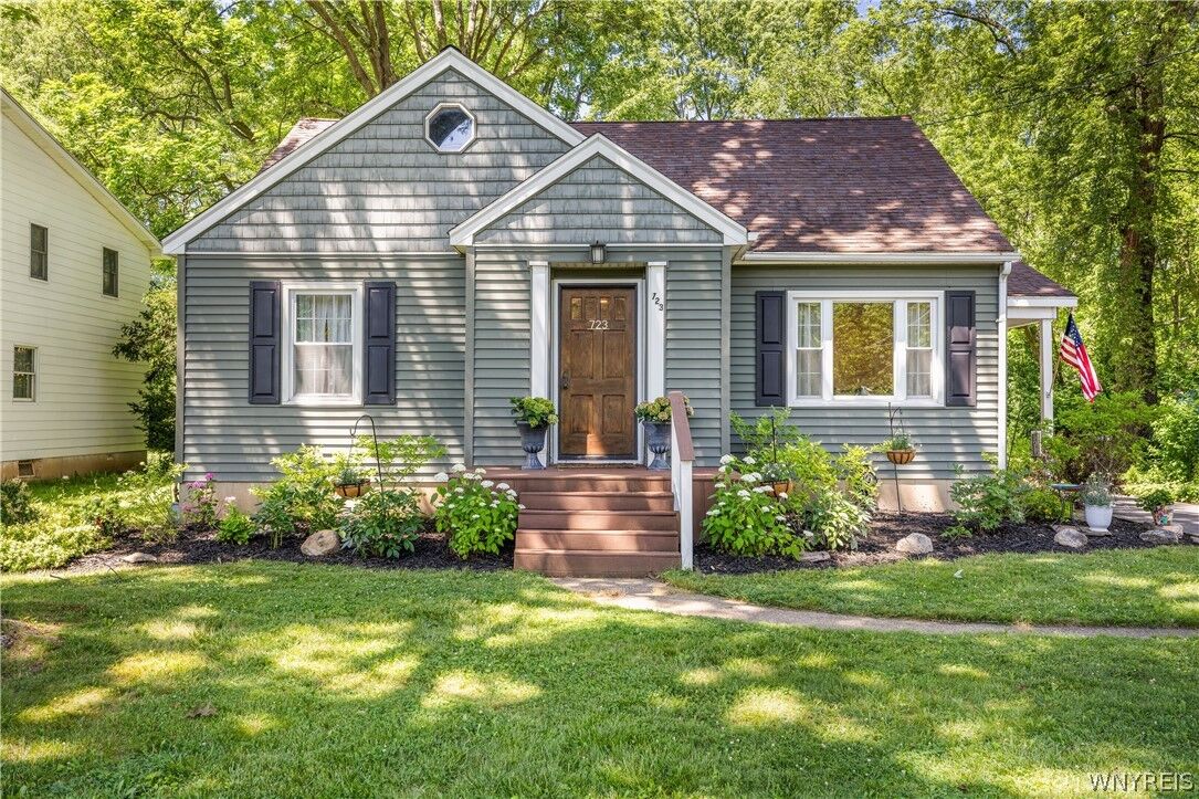 Property Photo:  723 Hillview Court  NY 14092 