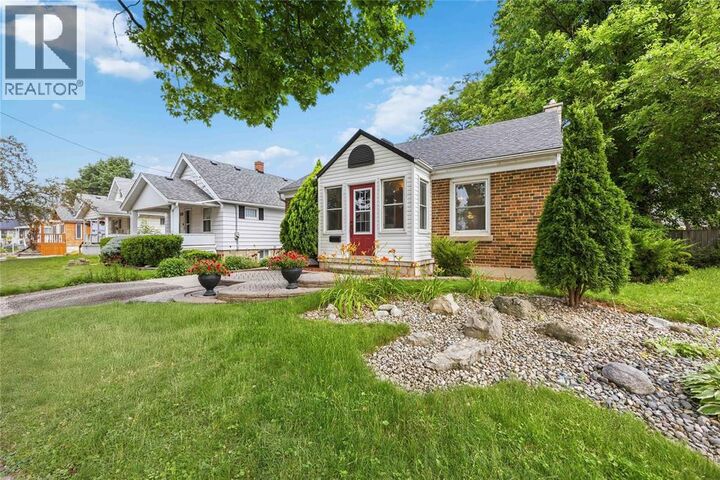 Photo de la propriété:  322 Cobden Street  ON N7T 4A3 
