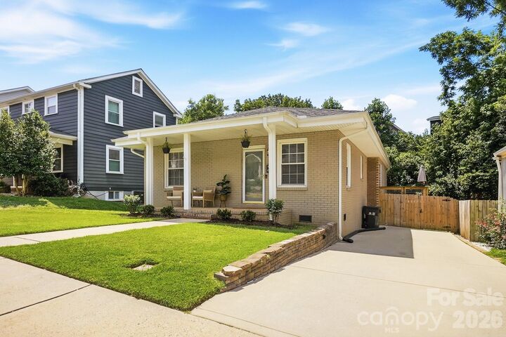 Property Photo:  417 Woodvale Place  NC 28208 