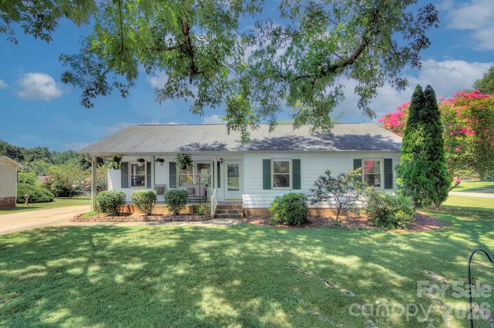 Property Photo:  2603 Cherokee Court  NC 28056 
