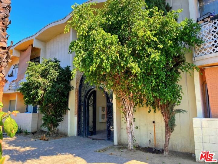 Property Photo: 6956 Kester Ave CA 91405