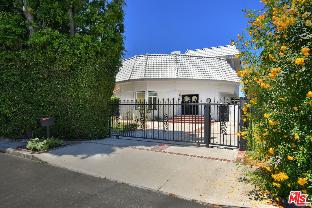 Property Photo: 14713 Valleyheart Dr CA 91403
