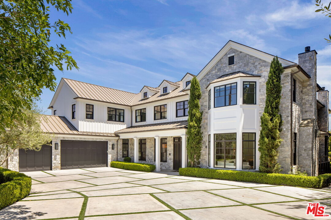 Property Photo: 22 Oakmont Dr CA 90049