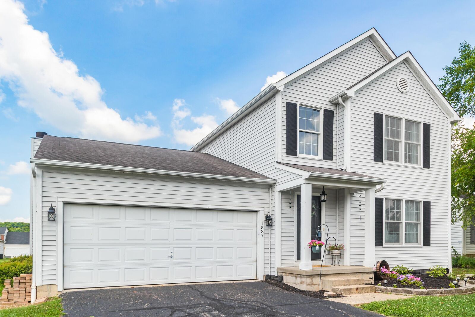 Property Photo: 1537 Mallard E Circle OH 43055