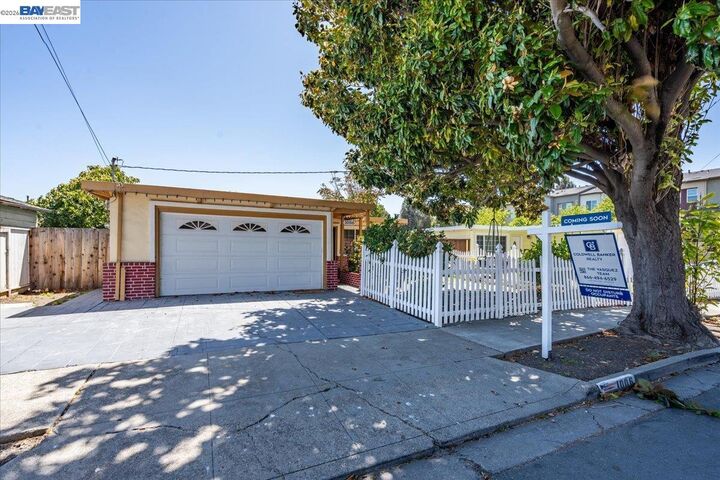Property Photo: 1006 Lake St CA 94806