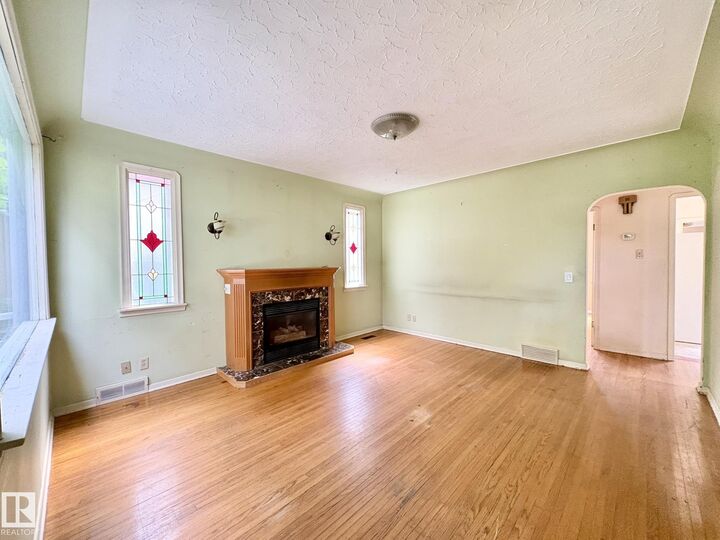 Property Photo:  9513 88 Avenue NW  AB T6C 1M7 