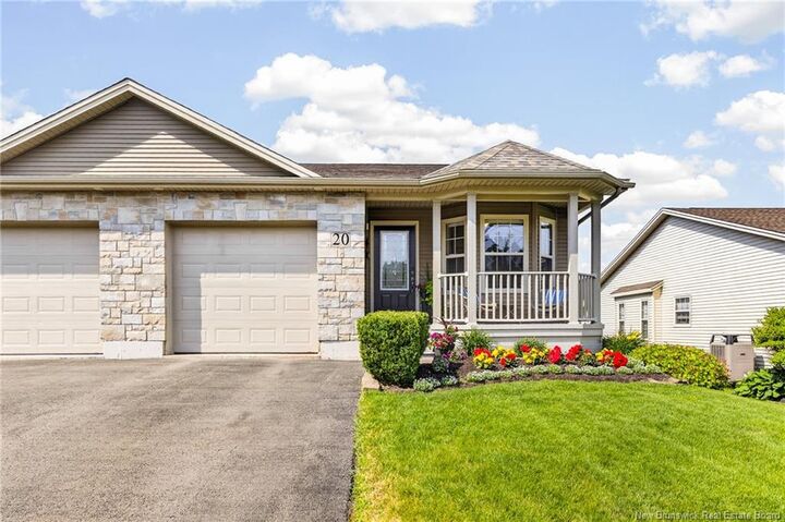 20 Thornhill Crescent — photo 1