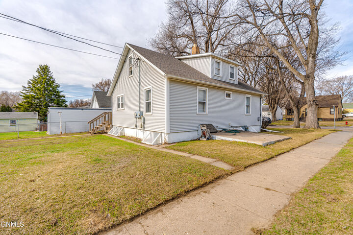 Property Photo: 725 N 18th Street ND 58501