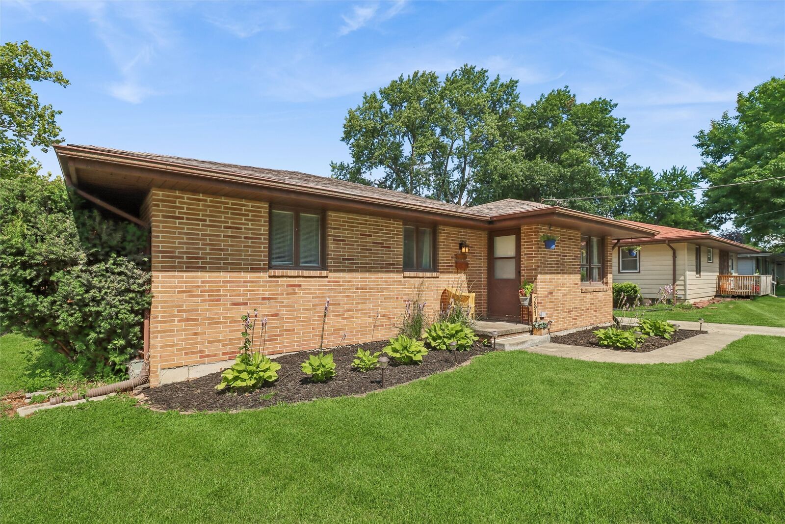 Property Photo:  2814 E 39th Street  IA 50317 