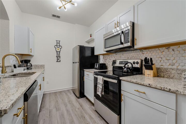 Property Photo:  