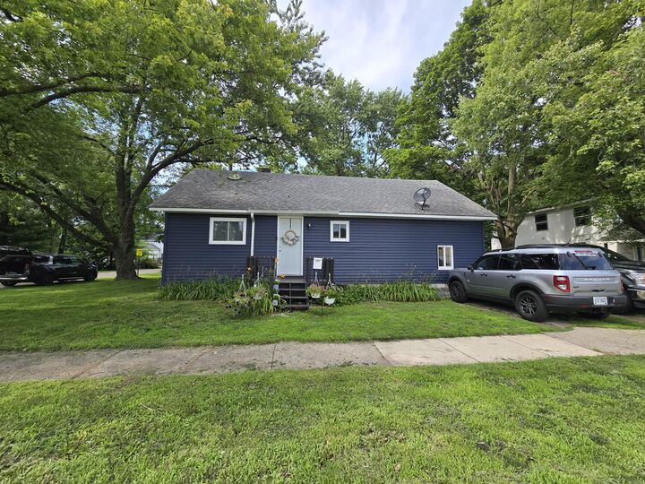 Property Photo:  409 Norwood Avenue  MI 49091 