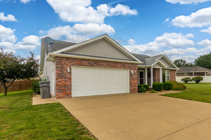 Property Photo: 1305 Hillside Court IL 62918