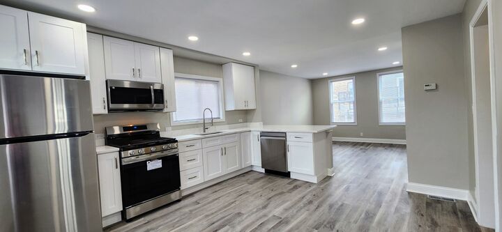 Property Photo:  3816 W Montrose Avenue  IL 60618 