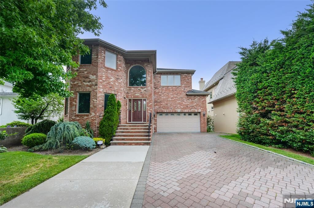Property Photo:  1056 Edgewood Lane  NJ 07024 