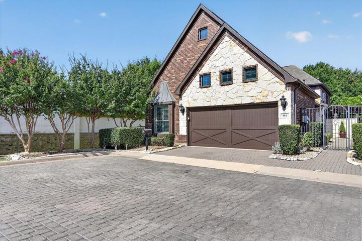Property Photo: 116 Dalton Street TX 76248