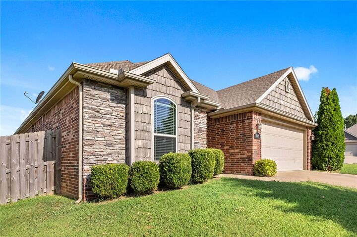Property Photo: 3077 N Downs Avenue AR 72704