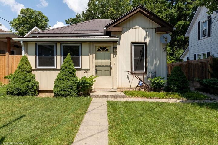 Property Photo: 257 Union Street ON N3Y 2B4