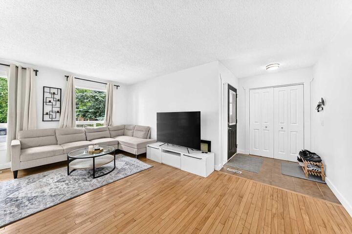 Property Photo:  11 Bedford Drive NE  AB T3K 1L2 