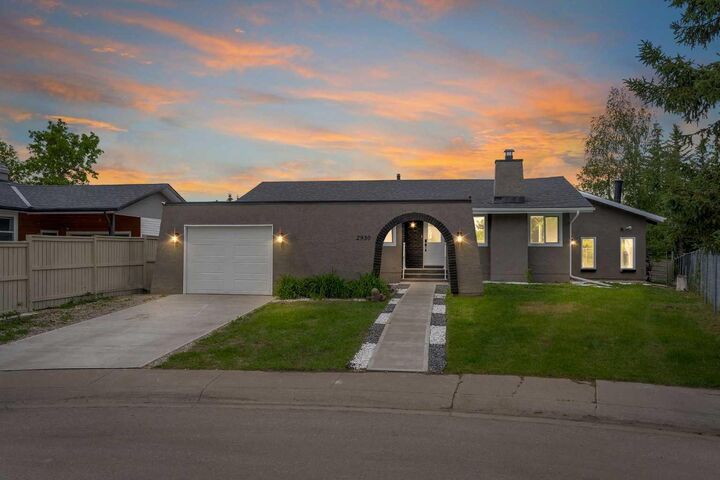 Property Photo:  2930 Oakmoor Crescent SW  AB T2V 3Z7 
