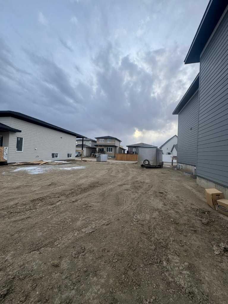 Property Photo: 660 Devonia Road W AB T1J 5W3