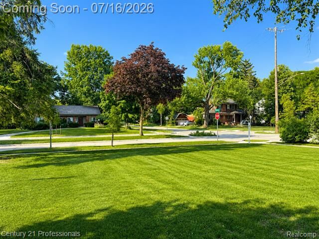 Property Photo:  605 Lexington Boulevard  MI 48073 