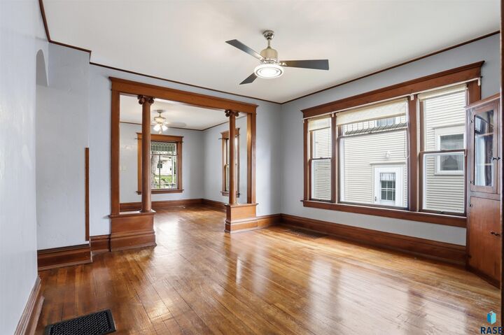 Property Photo: 1121 S Dakota Ave SD 57105