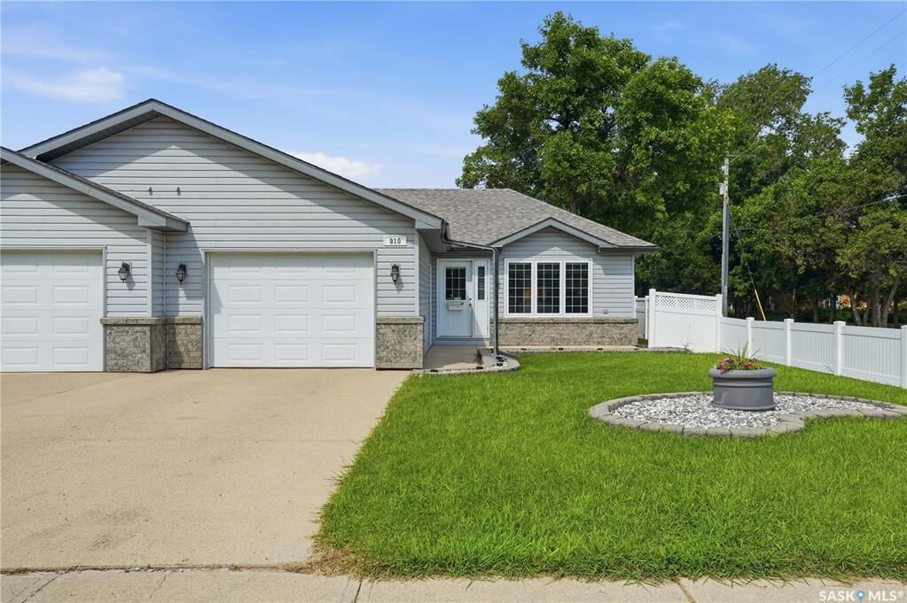 Property Photo: 910 1st Street W SK S0H 0B0