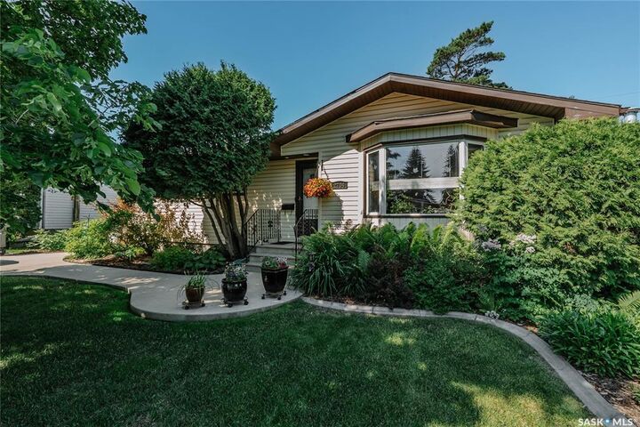 Photo de la propriété: 2704 Preston Avenue S SK S7J 2G6