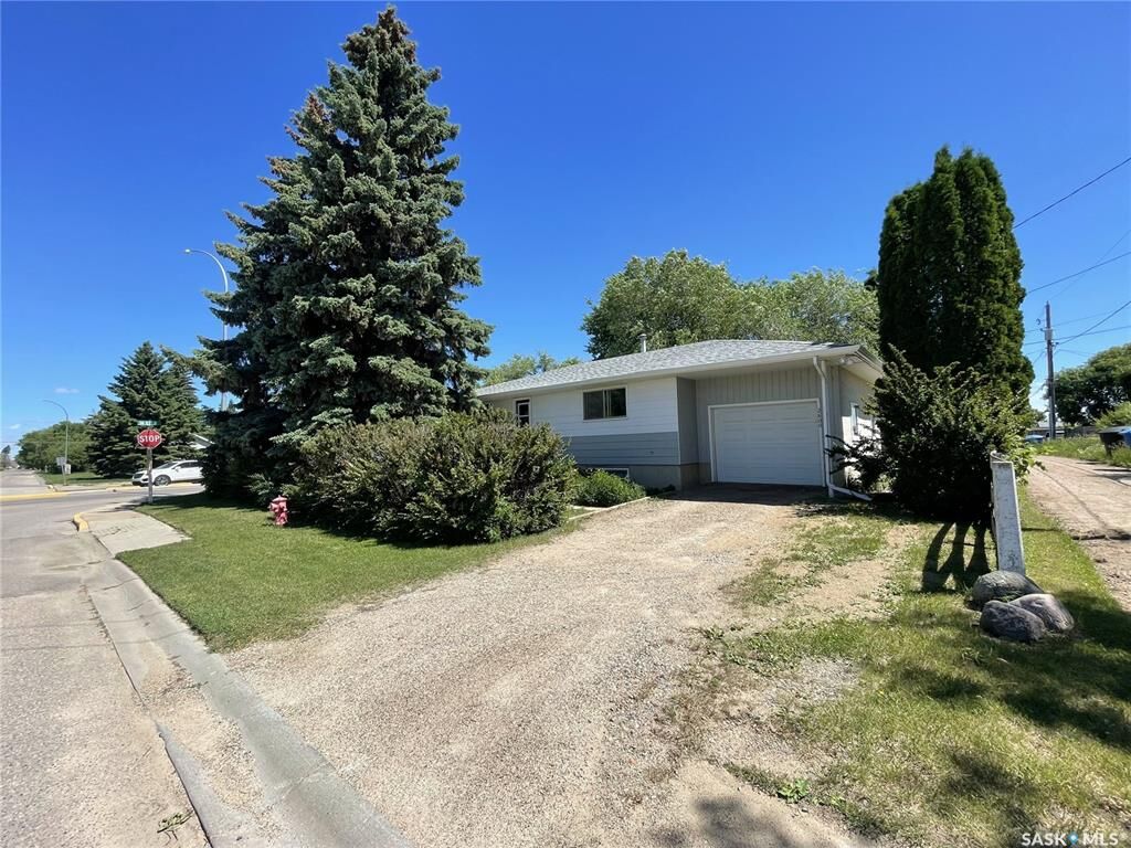 Property Photo: 2800 1st Avenue E SK S6V 2C8