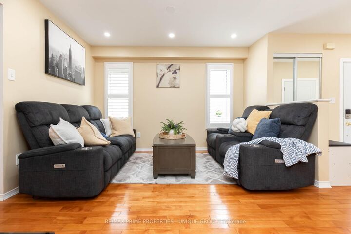 Property Photo:  25 Pine Gate Place  ON L1R 2M5 