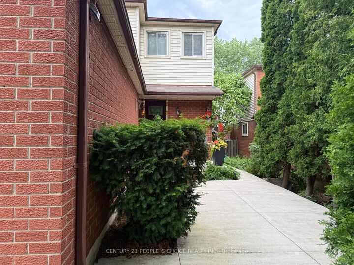 Property Photo:  2753 Willowmore Way  ON L5N 3N8 