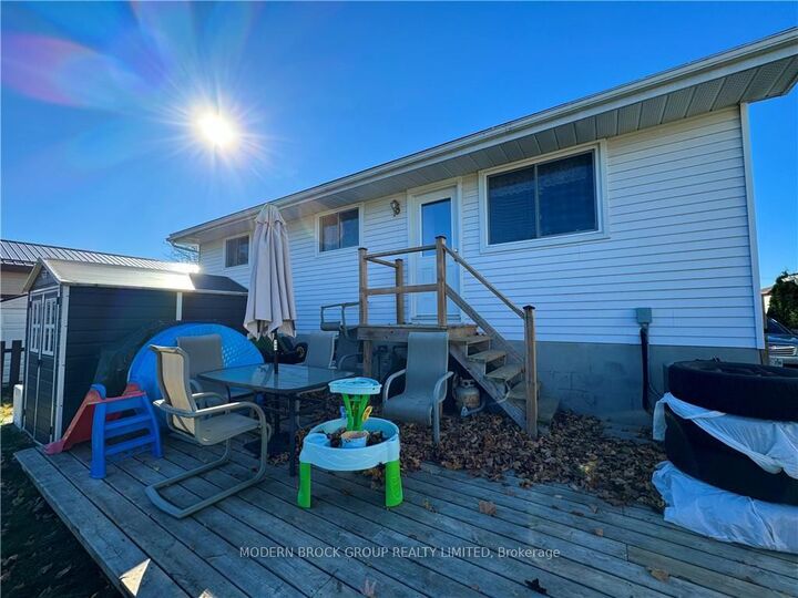 Property Photo: 784 Comstock Crescent ON K6V 6E1