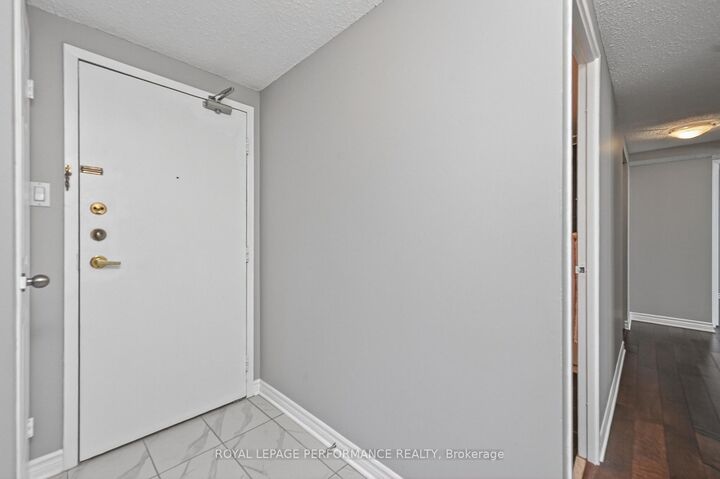 Property Photo: 530 Laurier Avenue W 2502 ON K1R 7T1