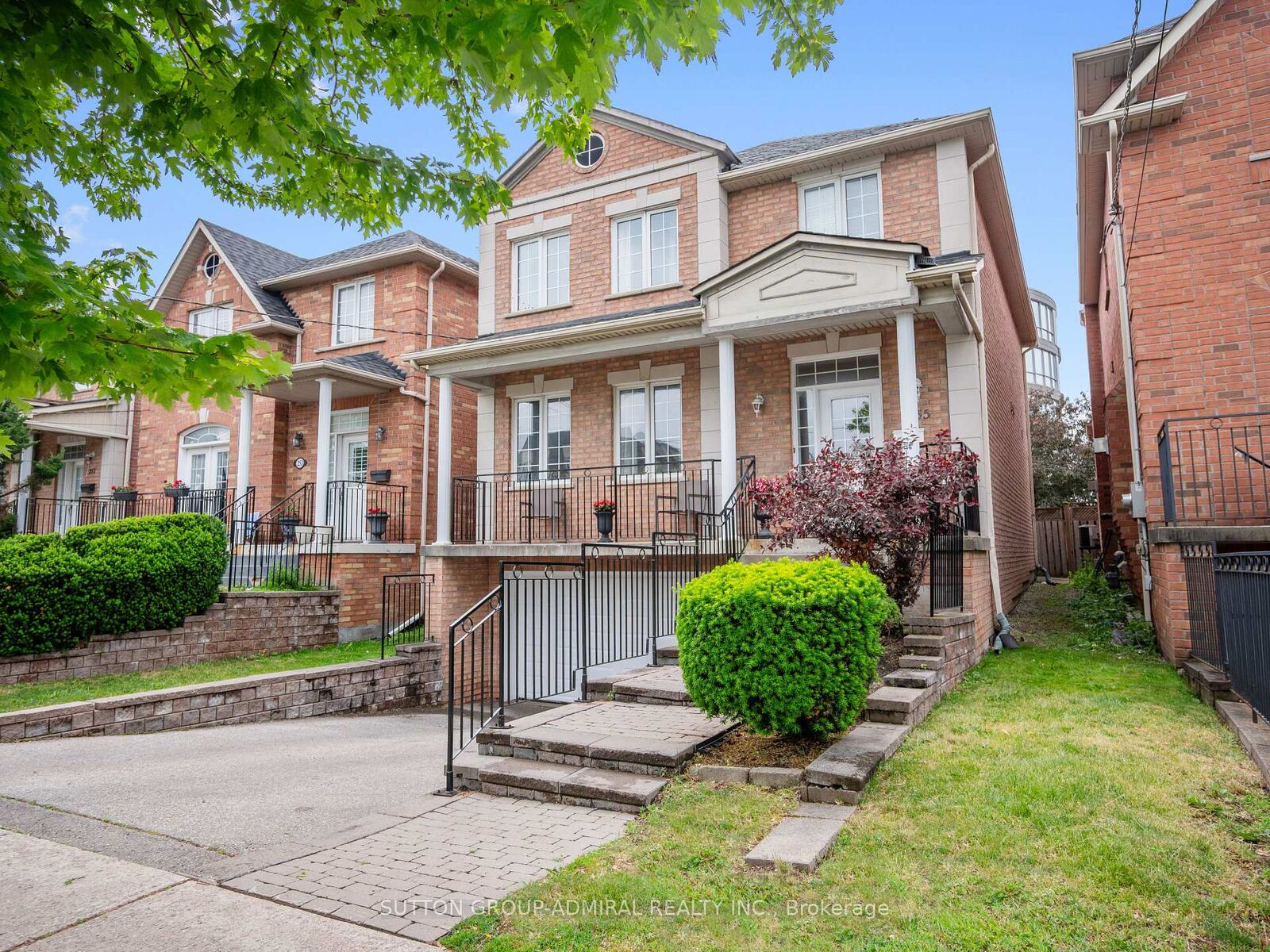 Property Photo: 255 Cocksfield Avenue ON M3H 3T6