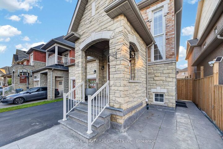 Property Photo: 17 Tysonville Circle ON L7A 4A6