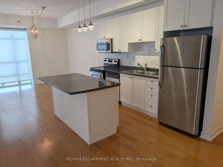 Property Photo: 90 Charlton Avenue W 702 ON L8P 2C3