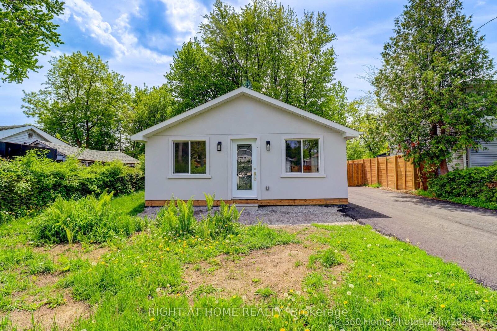 Property Photo: 321 Tampa Drive ON L4P 3A3