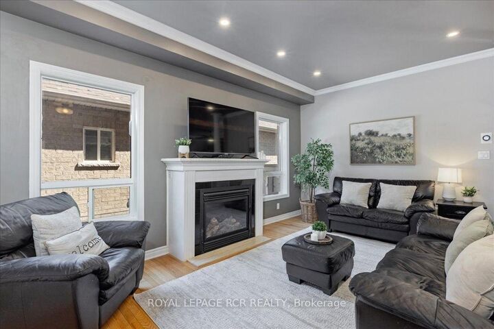 Property Photo: 80 Versailles Crescent ON L4M 0B7