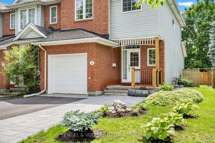 Property Photo: 18 Cambray Lane ON K2K 3C3