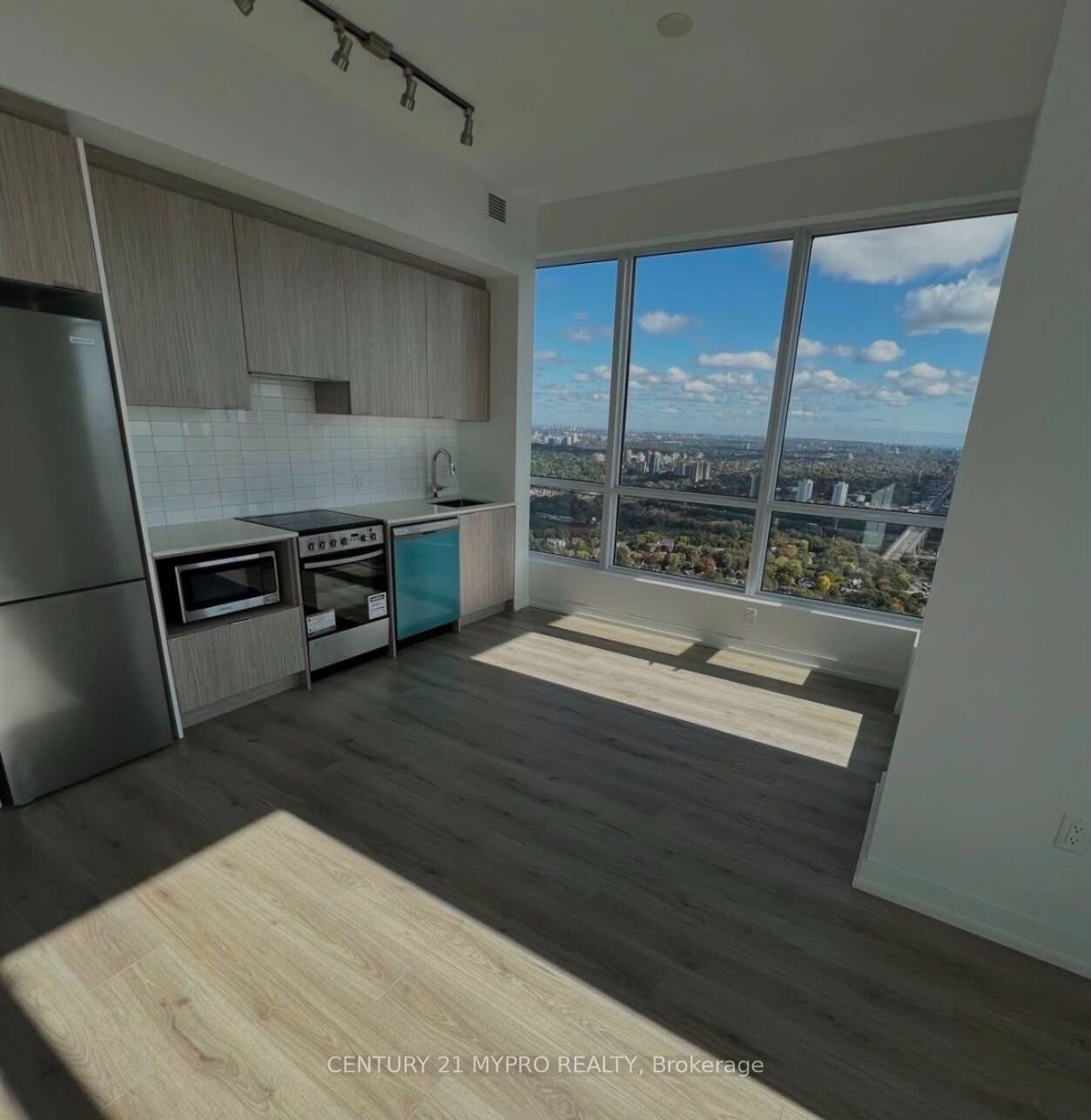 Property Photo: 395 Bloor Street E 2008 ON M4W 0B4