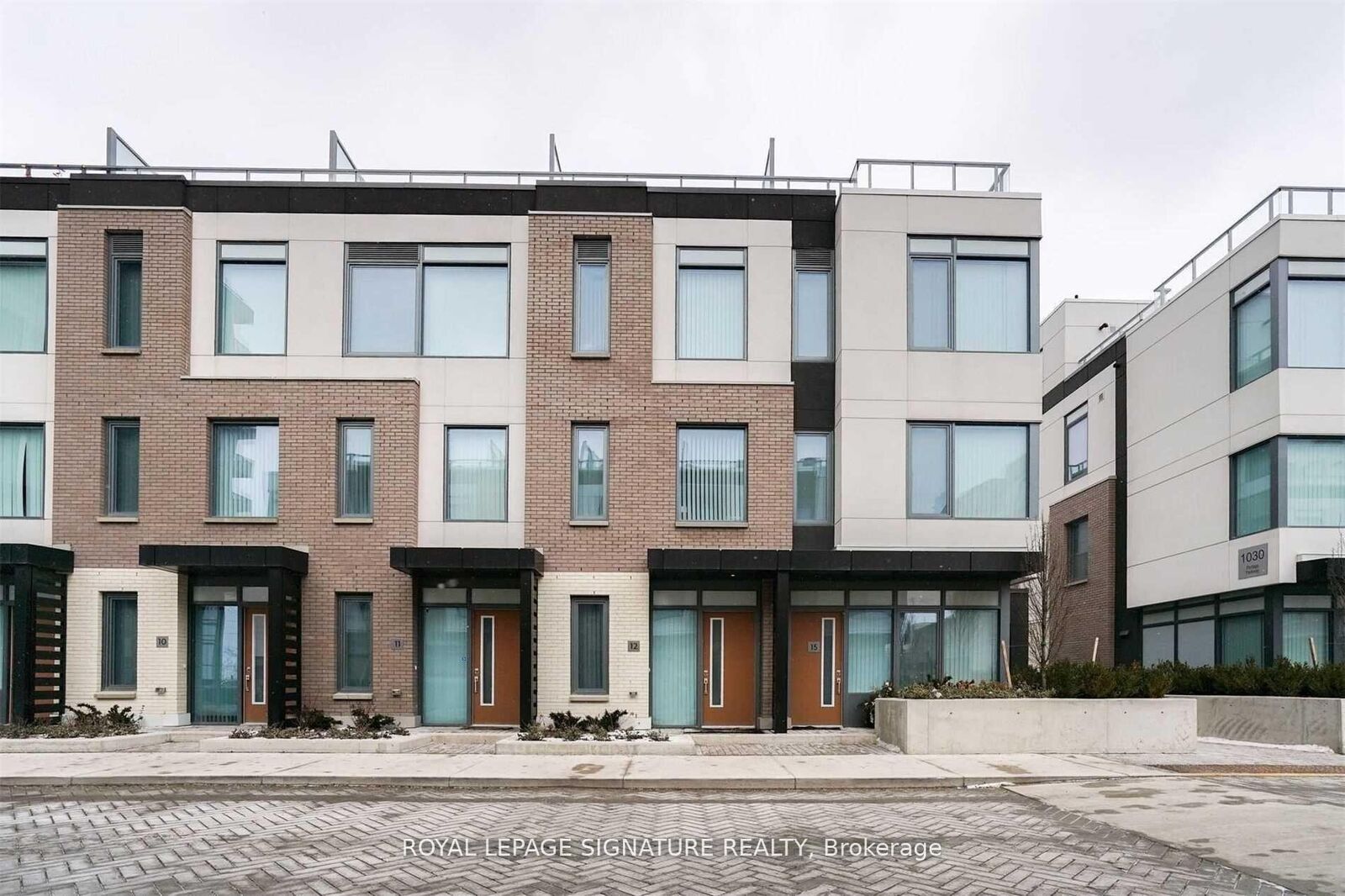 Property Photo:  1010 Portage Parkway Th12  ON L4K 0K3 