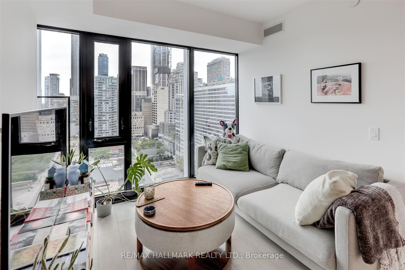 Property Photo: 188 Cumberland Street 1903 ON M5R 0B6