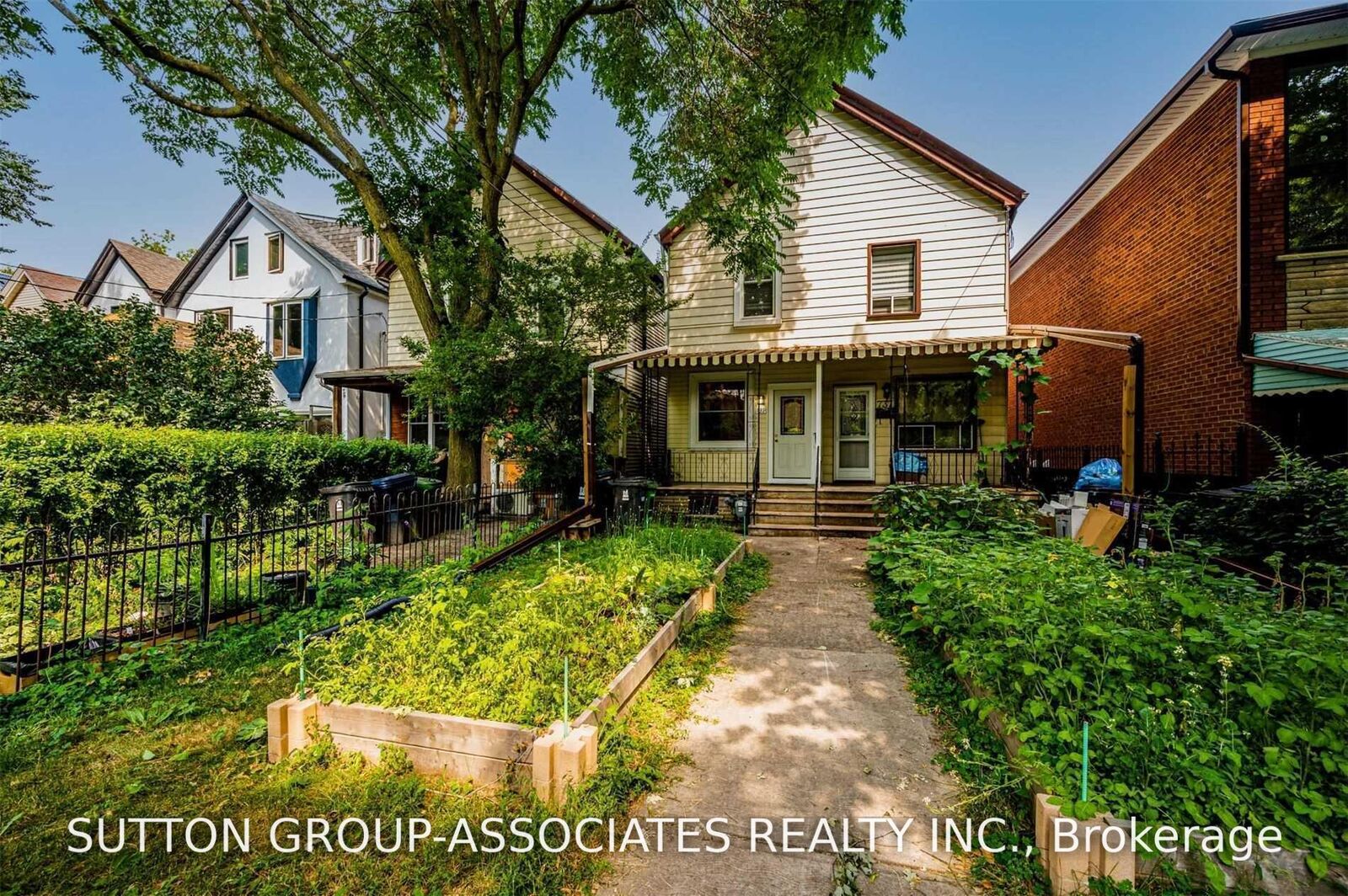 Property Photo:  739 Manning Avenue  ON M6G 2W5 